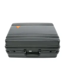 Hartschalenkoffer für kopfgetragene Ophthalmoskope.